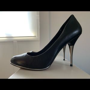 Black Vince Camuto metallic heeled stiletto, worn twice, good as new. Size 8.5.
